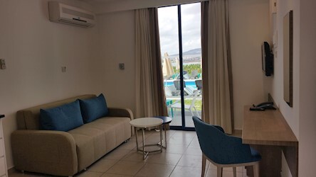 One Bedroom Suite Pool &amp; Sea View