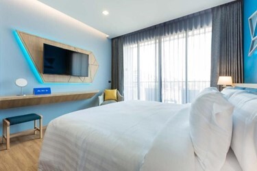 Deluxe Pool View Room