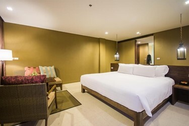 Grand Deluxe Family Room