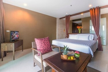 Grand Deluxe Family Room