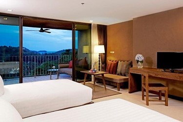 Grand Deluxe Family Room