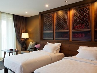 Grand Deluxe Family Room