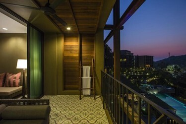 Grand Deluxe Family Room