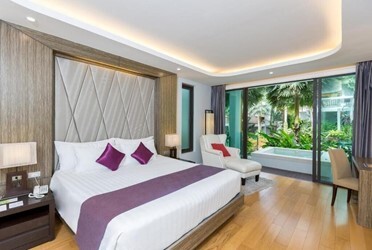 Deluxe King with Outdoor Spa Tub