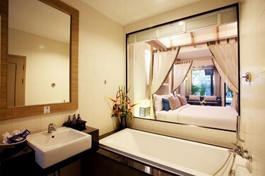 Pool Suite Blue Wing