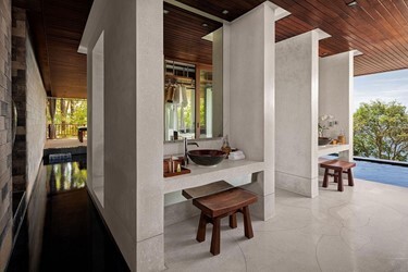 Spa pool suite