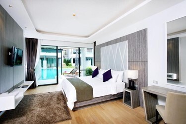 Deluxe King with Pool Access