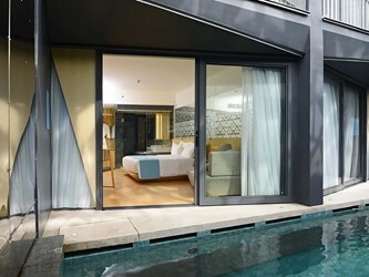 Deluxe Pool
