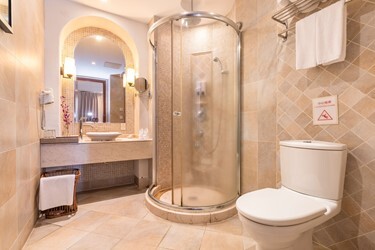 Two-Bedroom Suite with Ocean View and Kitchen