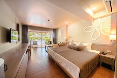 Deluxe Pool Access Room