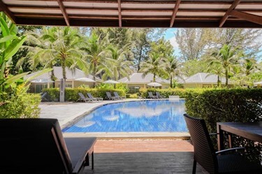 Deluxe Pool Access Room