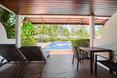 Deluxe Pool Access Room