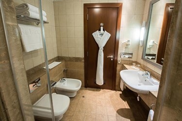 City view two bedroom suite – king bed and twins