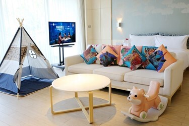 Deluxe Lake View Family Room