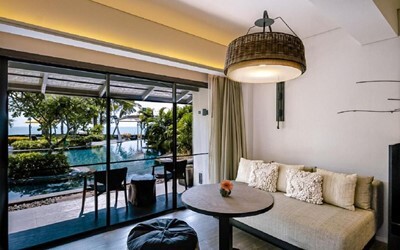 Sea View Pool Access