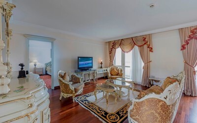Royal Deluxe