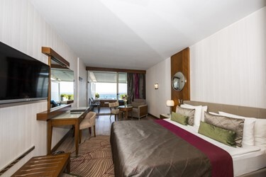 Deluxe Room with Terrace and Jacuzzi