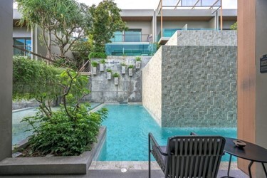 Suite Pool Access Room