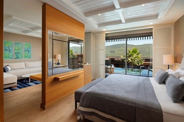 Swim Up Deluxe Room