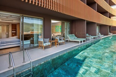 Swim Up Deluxe Room