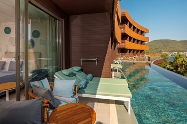 Swim Up Family Room