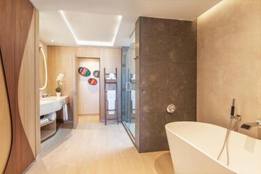 Club One Bedroom Master Suite