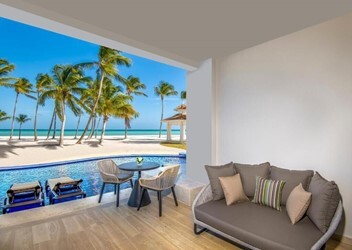 Club Ocean Front Junior Suite Swim Up King
