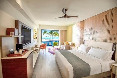 Club Ocean Front Junior Suite Swim Up King