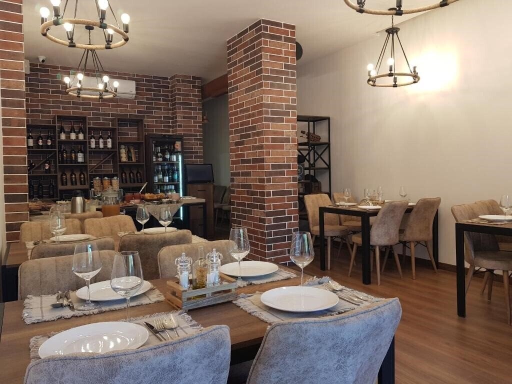 Фото Peaky Hotel (ex. Ergis Hotel, Ergi's Hotel) 4*