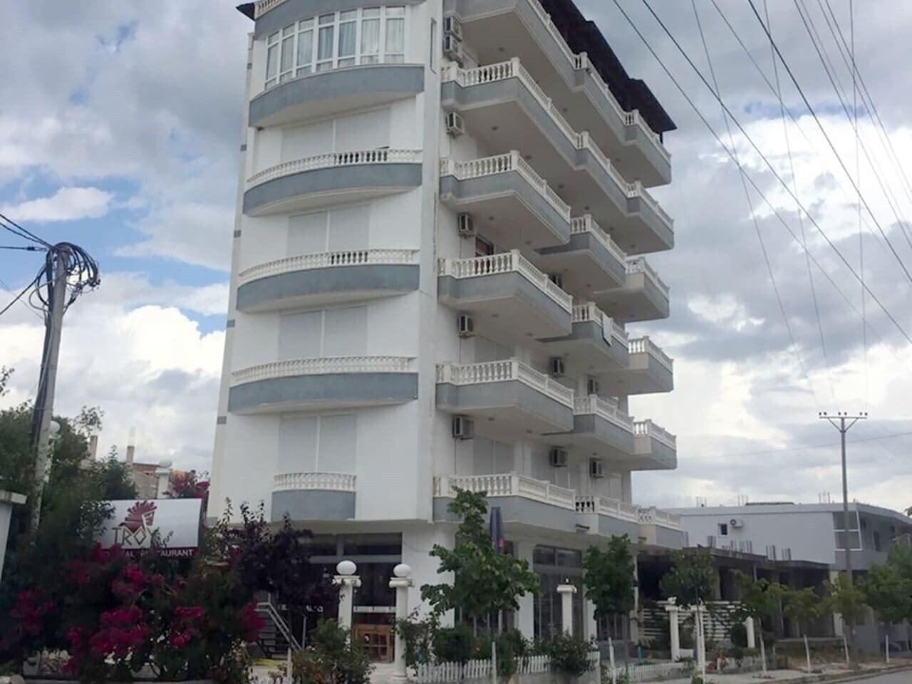 Отель Troy Apartment 3*