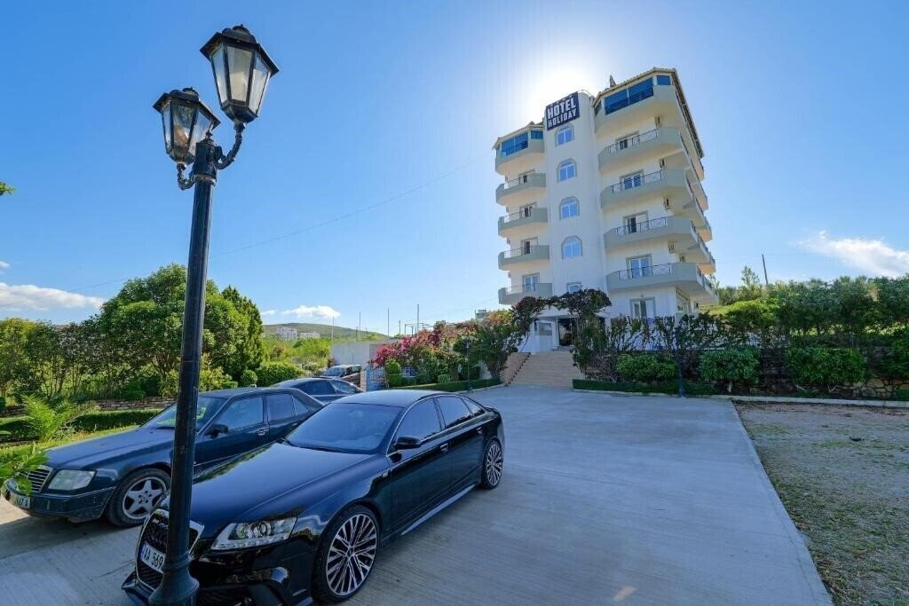 Отель Hotel Holiday 4*