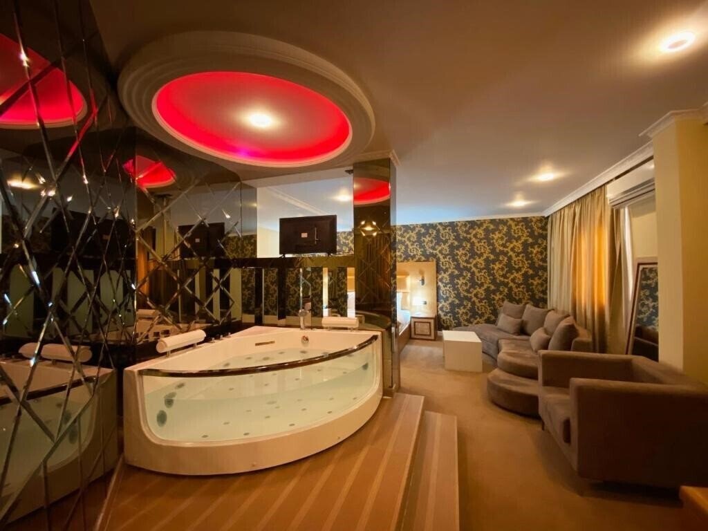 Отель Hotel Deluxe 4*