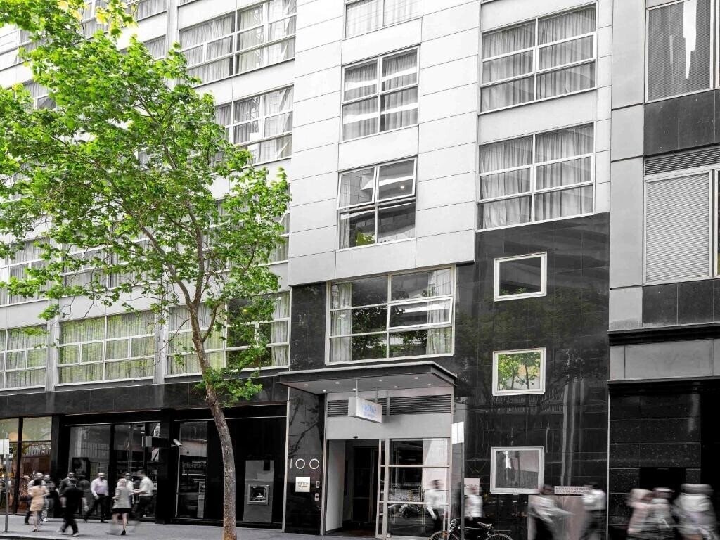 Отель Mantra 100 Exhibition 4*