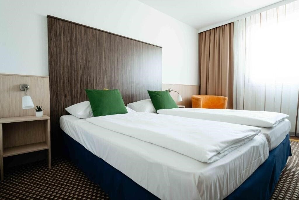 Фото Ramada Vienna South 4*