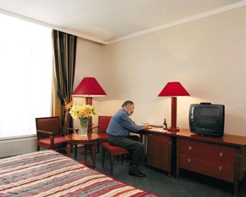 Отель Floris Louise 4*