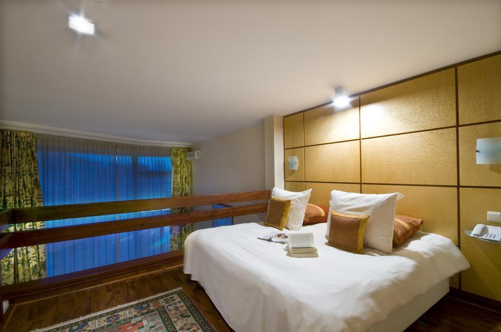 Отель B-Aparthotel Montgomery 4*