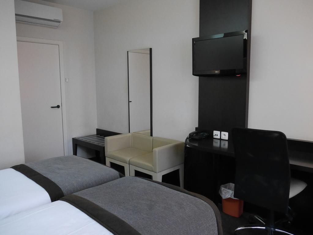 Отель Nh Brusseles City Centre 3*