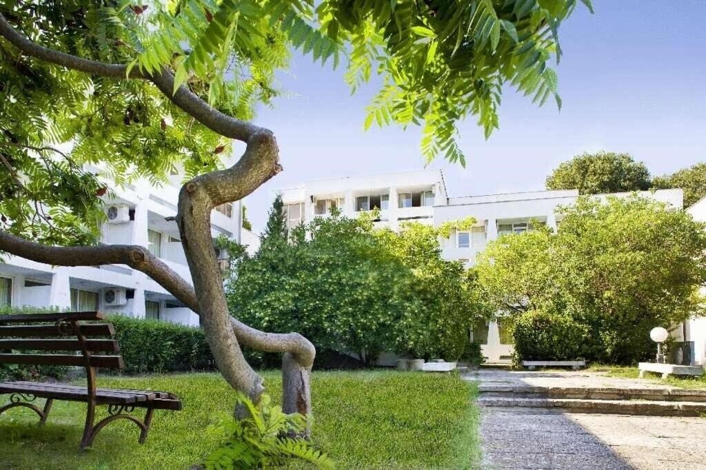 Отель Compass 3*