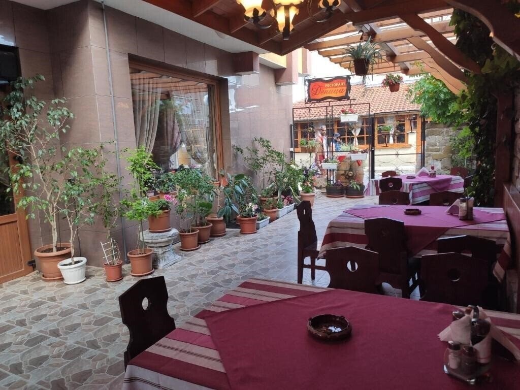 Отель Деница 3*