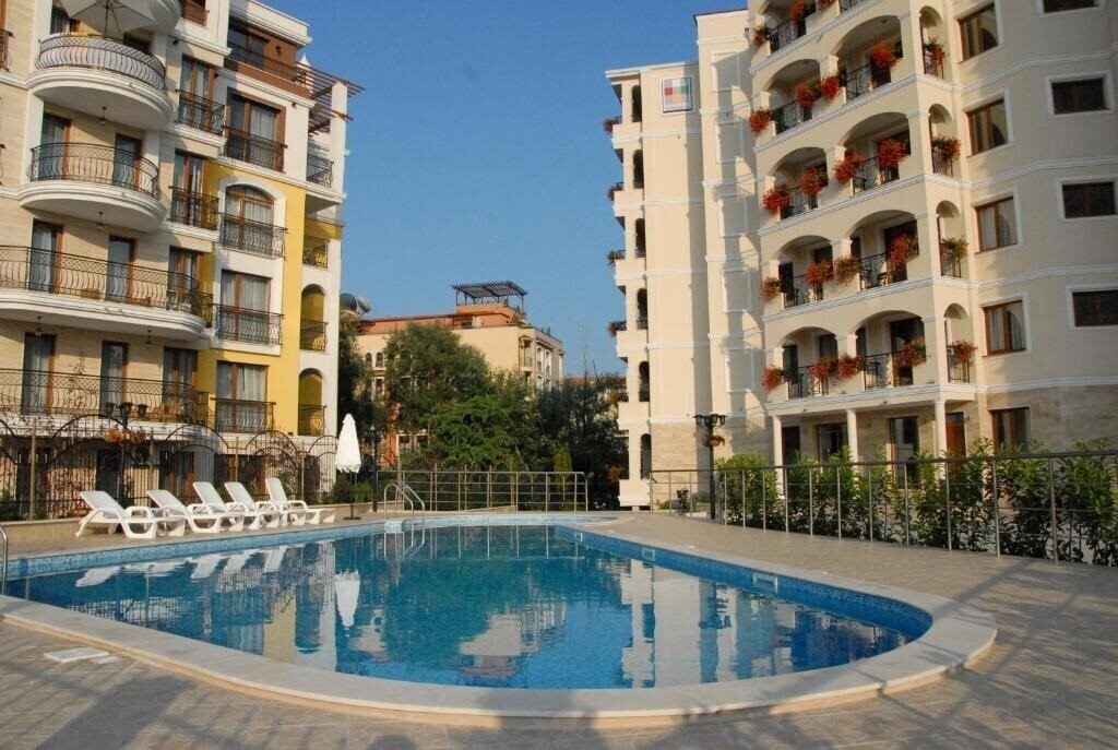 Отель Aparthotel Seasons 3*