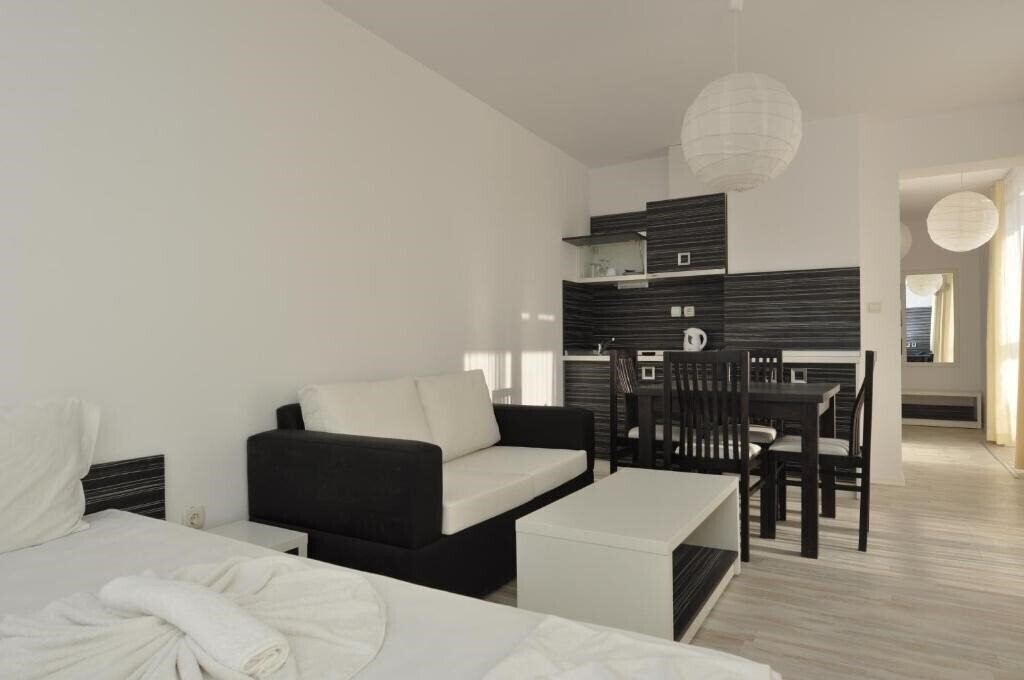 Фото Rainbow Holiday Complex - Sea Isle (ex. Rainbow Sea Isle Apartment, Rainbow 4 Botique Suit) 3*