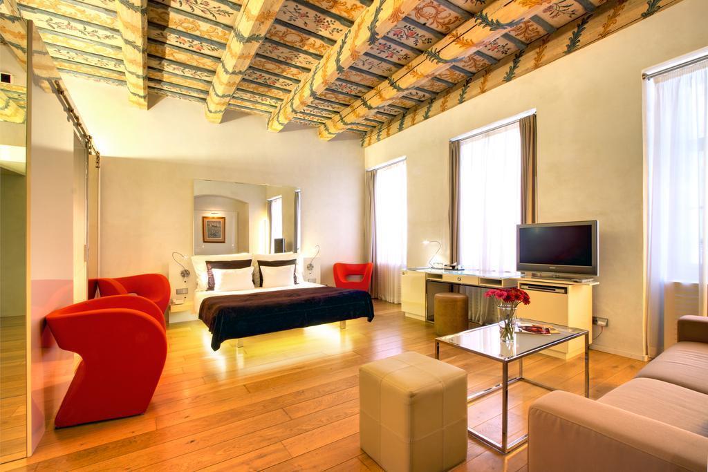 Отель Three Storks 5*
