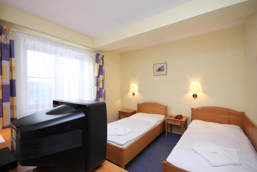 Фотография Claris 3*