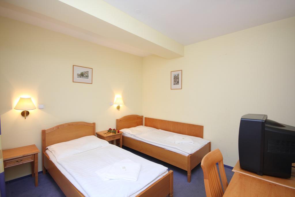 Картинка Claris 3*