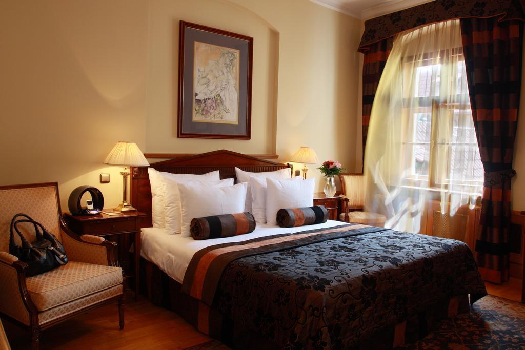 Отель Golden Well 5*