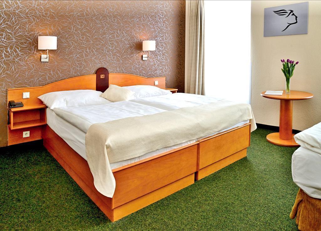 Отель Merkur 3*