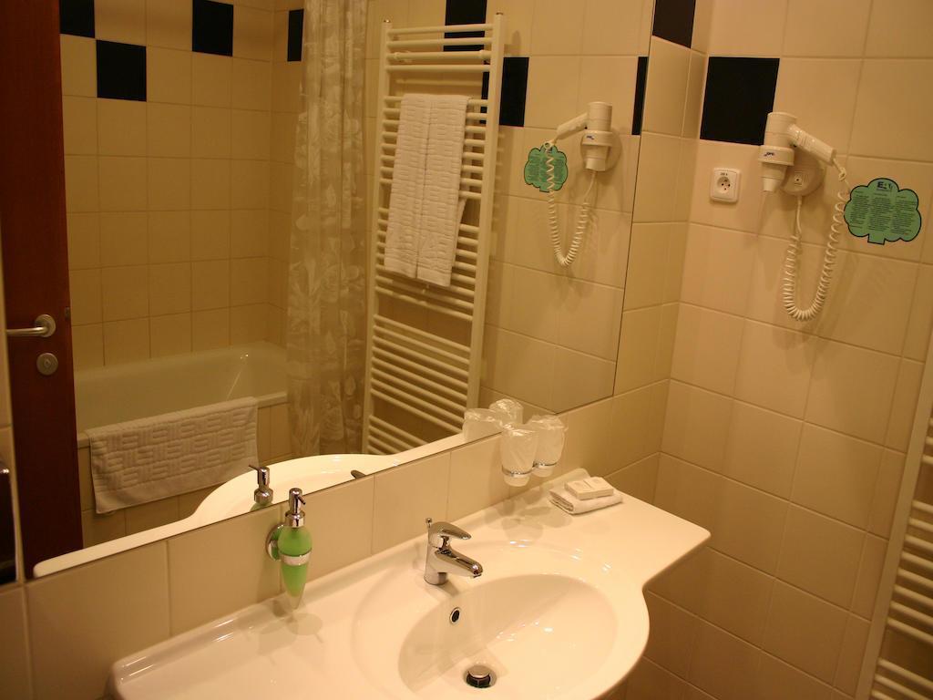 Фото Ramada Airport 4*