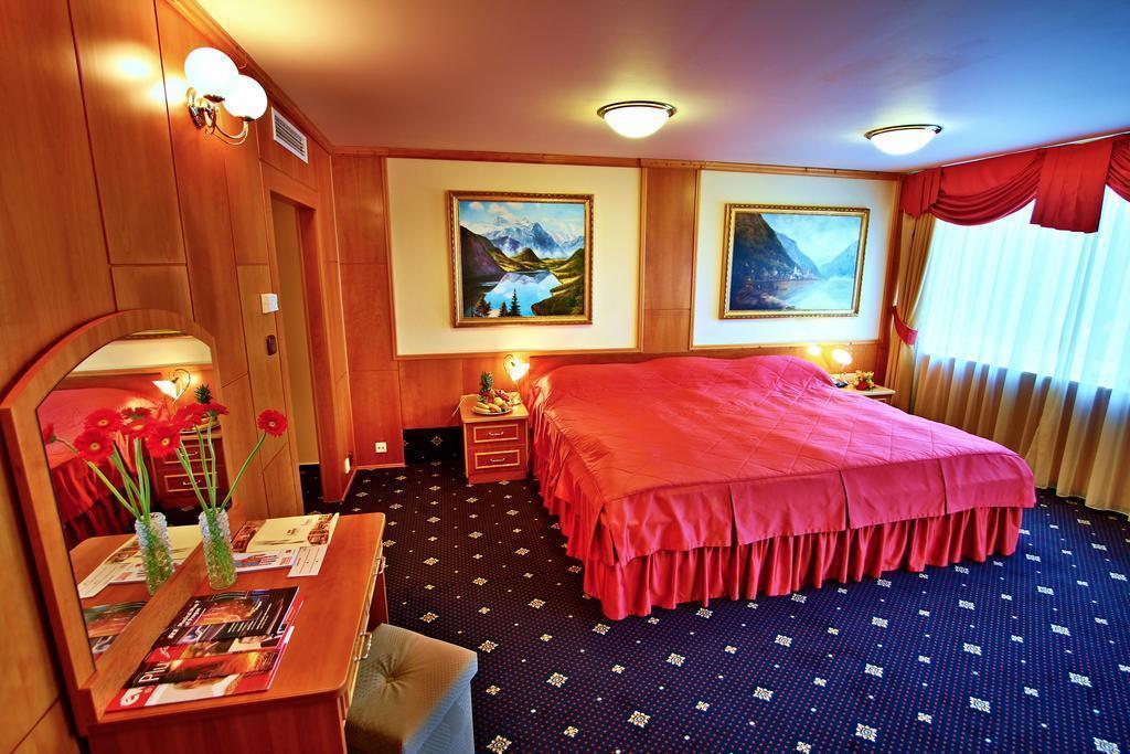 Отель Top Hotel Praha 4*