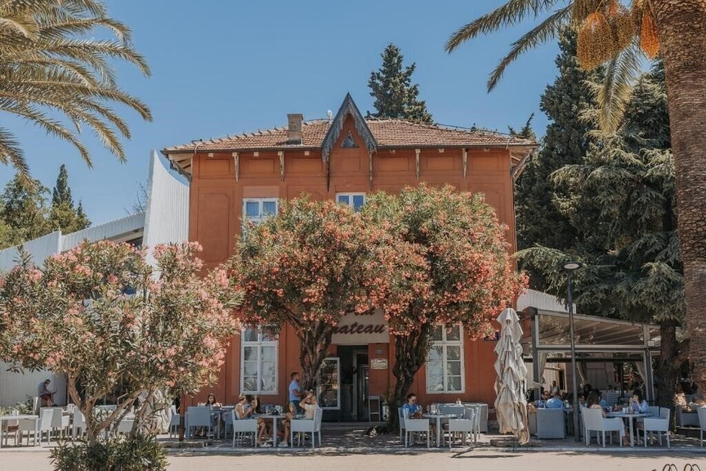 Отель Le Petit Chateau 4*
