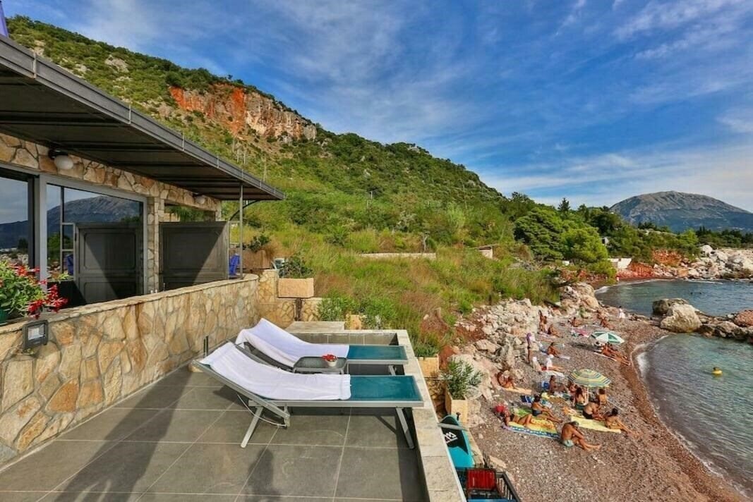 Отель Apartments On The Coast 3*